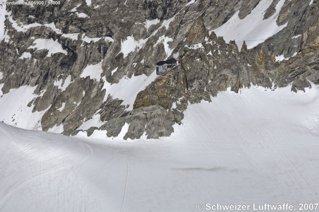 Cabane de Bertol CAS; gelegen auf Felssporn im hinteren Val d'Hérens, zwischen dem Val d'Arolla und dem Val de Ferpècle an der Walliser Haute Route. (2)